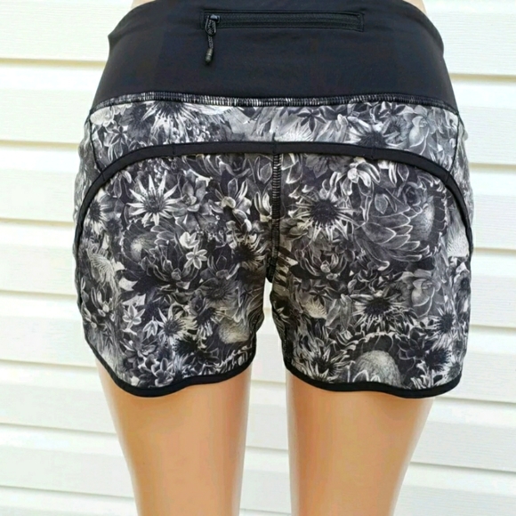 Lululemon Run Times Short 4 Inch Flowabunga Black and White Size 6